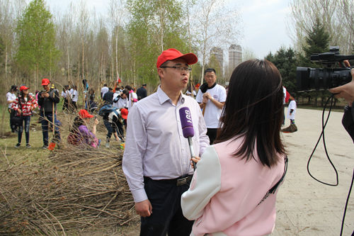 学院团委书记姜涛接受媒体采访