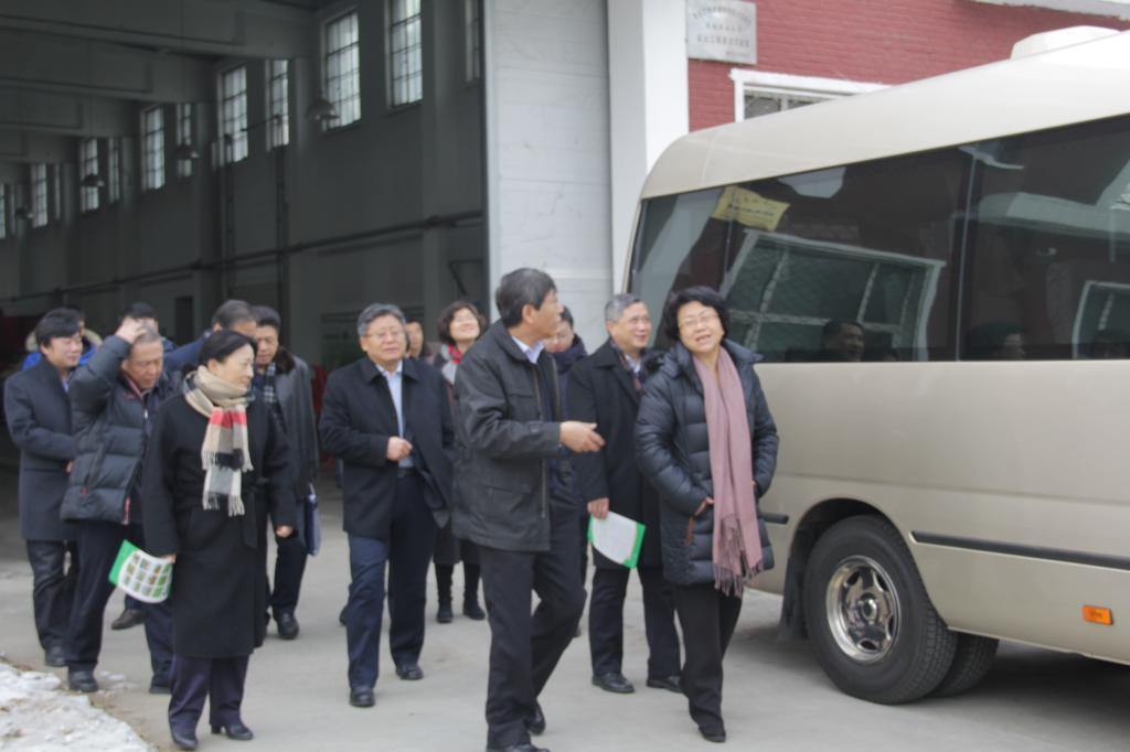 院长陈海涛同调研组针对相关问题进行深入探讨
